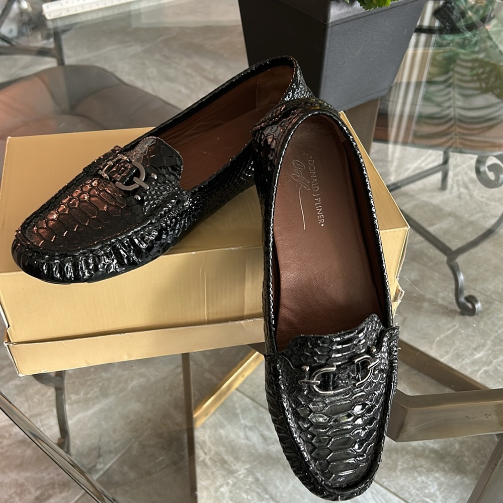 Donald Pliner  Alligator grain, Black Patten leather  ladies shoes